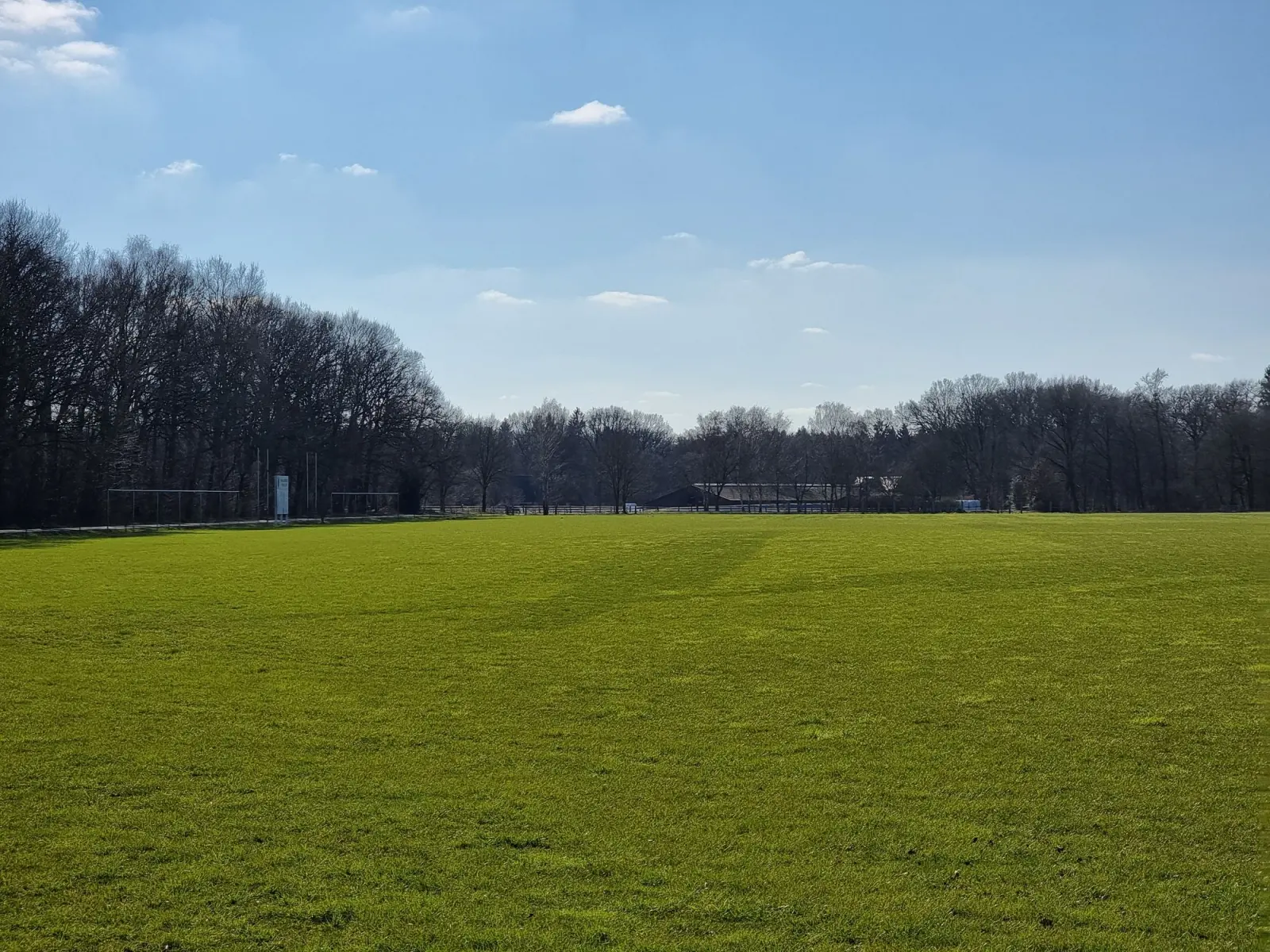 Weite grüne Landschaft am Poloplatz in Appel