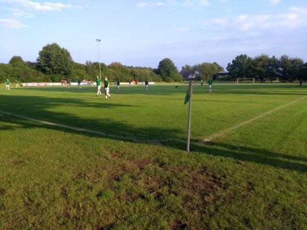 Fußball auf dem Sportplatz am Helscher Hus in Helvesiek